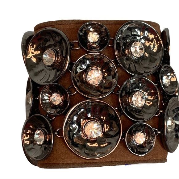 Dark Silvertone hammered metal circular rhinestone cluster magnetic bracelet - Picture 9 of 9